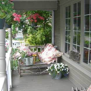 Esempio di un portico shabby-chic style di medie dimensioni e davanti casa con pedane e un tetto a sbalzo