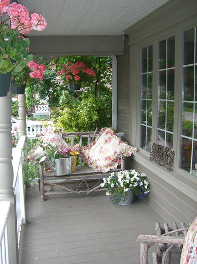 Shabby-chic Style Porch by HOPE DESIGNS