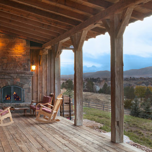 Ispirazione per un portico rustico con pedane e un tetto a sbalzo