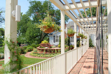Foto de terraza contemporánea en patio trasero