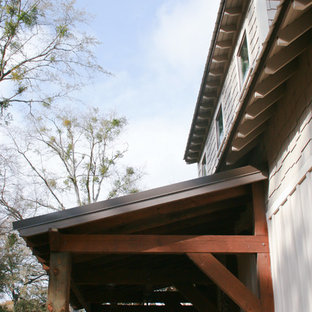 Idee per un piccolo portico american style nel cortile laterale con pavimentazioni in mattoni e un parasole