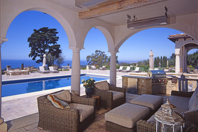 サンタバーバラにある地中海スタイルのおしゃれな縁側・ポーチの写真