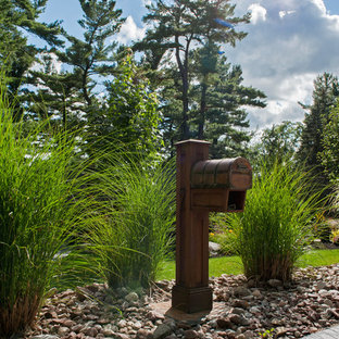 Immagine di un piccolo portico american style davanti casa con pavimentazioni in pietra naturale