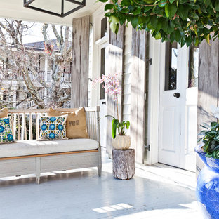 Idee per un portico stile shabby con pedane e un tetto a sbalzo