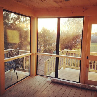 Ispirazione per un piccolo portico design dietro casa con un portico chiuso, pavimentazioni in pietra naturale e un tetto a sbalzo