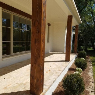 Foto di un portico country di medie dimensioni e davanti casa con pavimentazioni in mattoni e un tetto a sbalzo