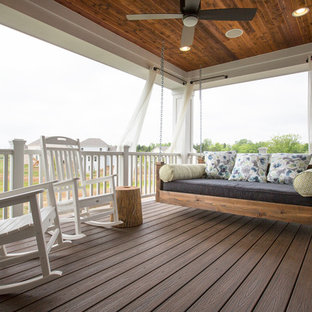 Foto de terraza tradicional renovada, en anexo de casas, con entablado