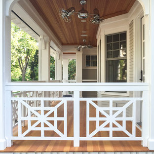 Esempio di un portico american style di medie dimensioni e davanti casa con un portico chiuso, pavimentazioni in pietra naturale e un tetto a sbalzo