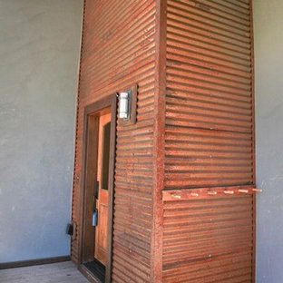 Idee per un piccolo portico industriale nel cortile laterale con pedane e un tetto a sbalzo