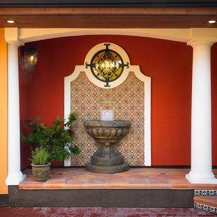 Ispirazione per un patio o portico american style con fontane