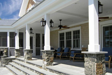 Aménagement d'un porche d'entrée de maison classique.