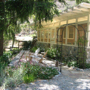 Ispirazione per un portico chic di medie dimensioni e nel cortile laterale con un portico chiuso e una pergola