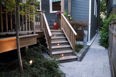 Idée de décoration pour un porche avec des plantes en pot arrière tradition de taille moyenne avec une terrasse en bois et une pergola.