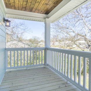 Idee per un piccolo portico country davanti casa con un tetto a sbalzo