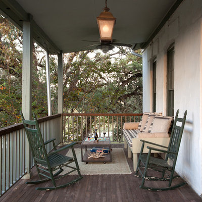 Inspiration for a mid-sized country front porch remodel in Austin with decking and a roof extension