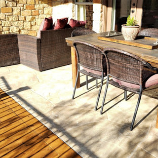 Foto di un grande portico stile rurale dietro casa con una pergola e parapetto in metallo