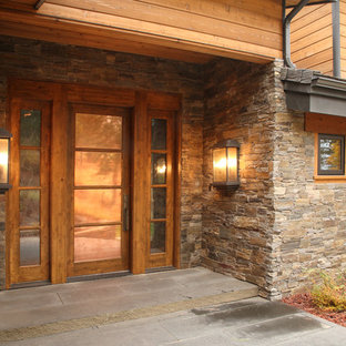 Immagine di un grande portico stile americano davanti casa con un tetto a sbalzo