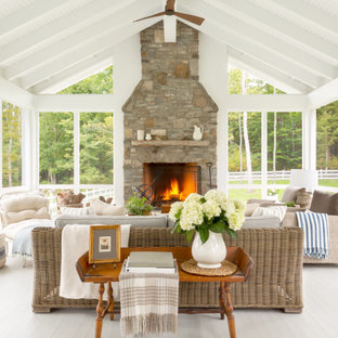 Idee per un portico country con pedane, un tetto a sbalzo e un portico chiuso