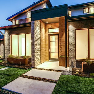 Idee per un grande portico moderno davanti casa con pavimentazioni in cemento e un tetto a sbalzo