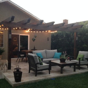 Foto di un piccolo portico boho chic dietro casa con piastrelle e una pergola