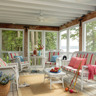 Esempio di un portico shabby-chic style di medie dimensioni e dietro casa con pedane e un tetto a sbalzo