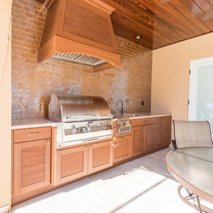Esempio di un piccolo portico minimal dietro casa con un tetto a sbalzo