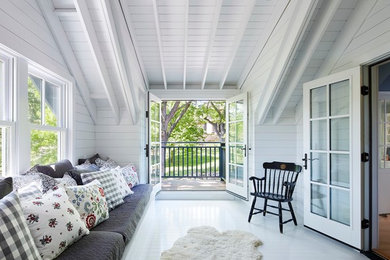 Réalisation d'un porche d'entrée de maison arrière nordique de taille moyenne avec une extension de toiture.