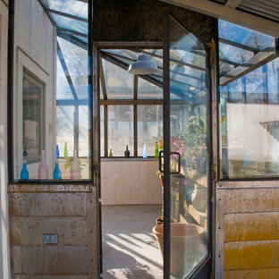 Foto di un portico industriale con lastre di cemento e un tetto a sbalzo