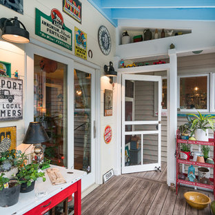 Immagine di un piccolo portico boho chic dietro casa con un tetto a sbalzo e pedane