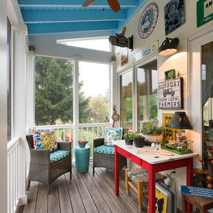 Foto di un piccolo portico eclettico dietro casa con pedane e un tetto a sbalzo