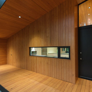 Foto di un piccolo portico minimal davanti casa con pedane e un tetto a sbalzo