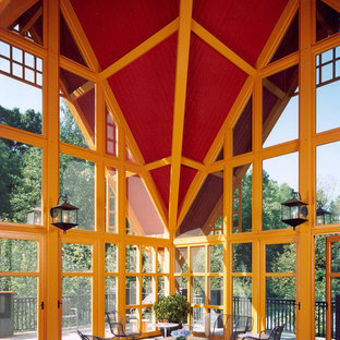 Immagine di un portico boho chic con piastrelle e un tetto a sbalzo