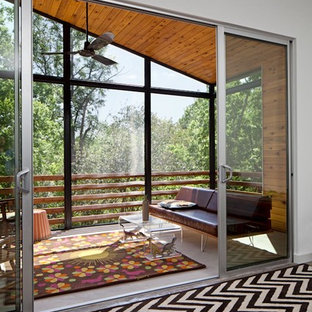 Immagine di un portico minimal con un tetto a sbalzo