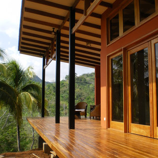Ispirazione per un portico tropicale di medie dimensioni e dietro casa con pedane e un tetto a sbalzo