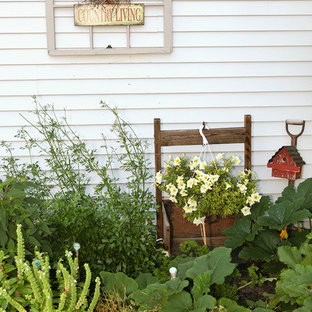 Inspiration for a shabby-chic style porch remodel in Columbus