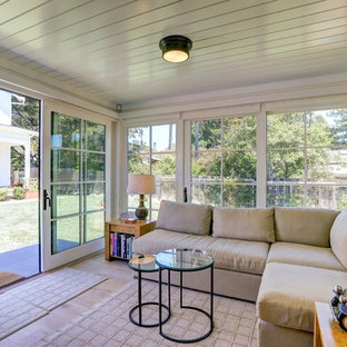 Idee per un piccolo portico country davanti casa con pavimentazioni in cemento e un tetto a sbalzo