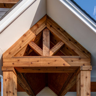 Foto di un portico country di medie dimensioni e davanti casa con un tetto a sbalzo