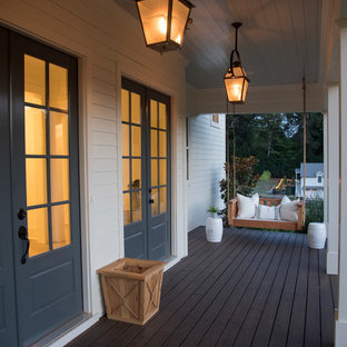 Immagine di un portico country con con illuminazione