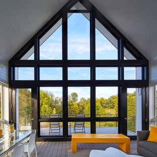 Ispirazione per un grande portico minimal dietro casa con un portico chiuso, pedane e un tetto a sbalzo