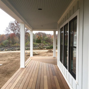 Idee per un portico country davanti casa e di medie dimensioni con pedane e un tetto a sbalzo