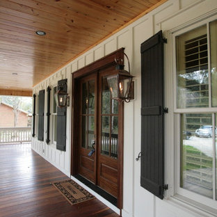 Ispirazione per un portico stile americano davanti casa con un tetto a sbalzo