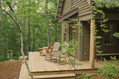 Imagen de terraza rústica de tamaño medio en patio lateral con entablado