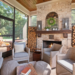 Idee per un portico country con un tetto a sbalzo e un portico chiuso