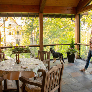 Foto di un grande portico rustico nel cortile laterale con un portico chiuso, pavimentazioni in pietra naturale e un tetto a sbalzo