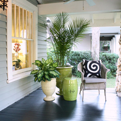 Transitional front porch idea in Tampa
