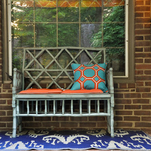 Esempio di un portico boho chic con pavimentazioni in mattoni
