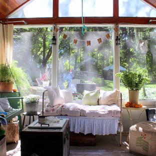 Esempio di un portico shabby-chic style con un tetto a sbalzo e un portico chiuso