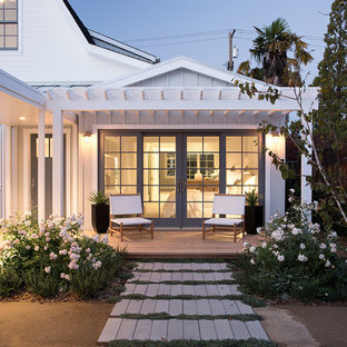 Esempio di un portico country con un giardino in vaso e una pergola