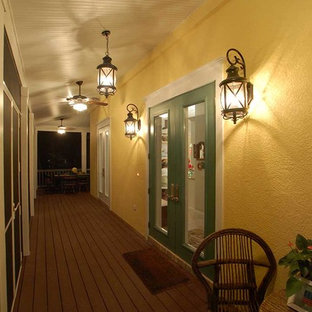 Foto di un grande portico costiero davanti casa con un portico chiuso, pedane e un parasole