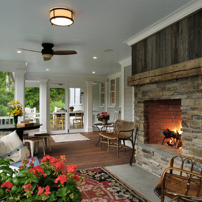 Classic screened-in front porch idea in New York